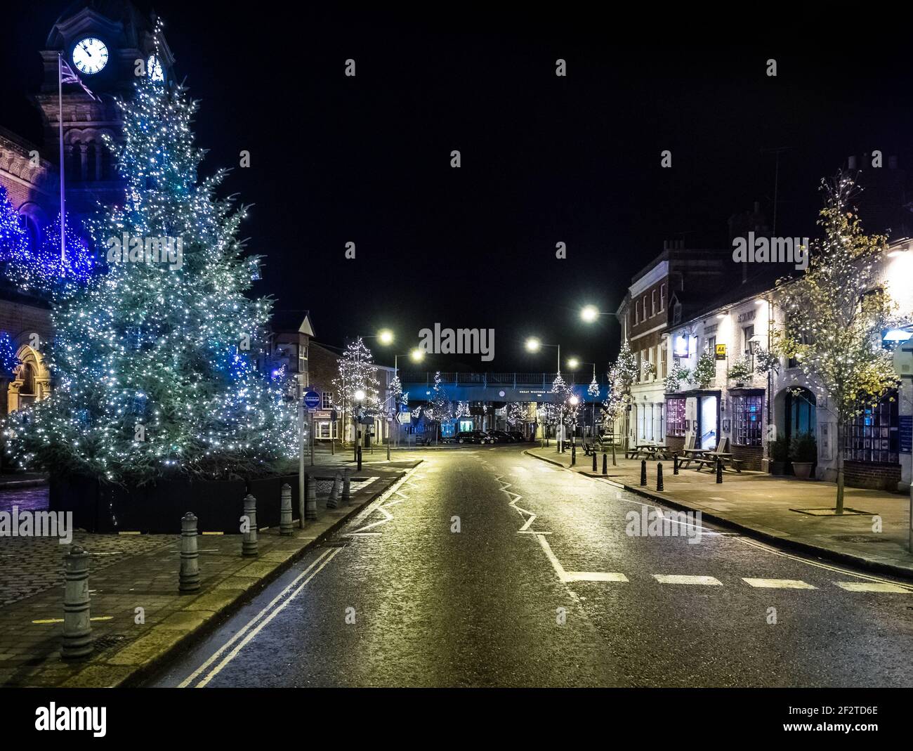 Hungerford High Street, Berkshire, Christmas lights Stock Photo Alamy