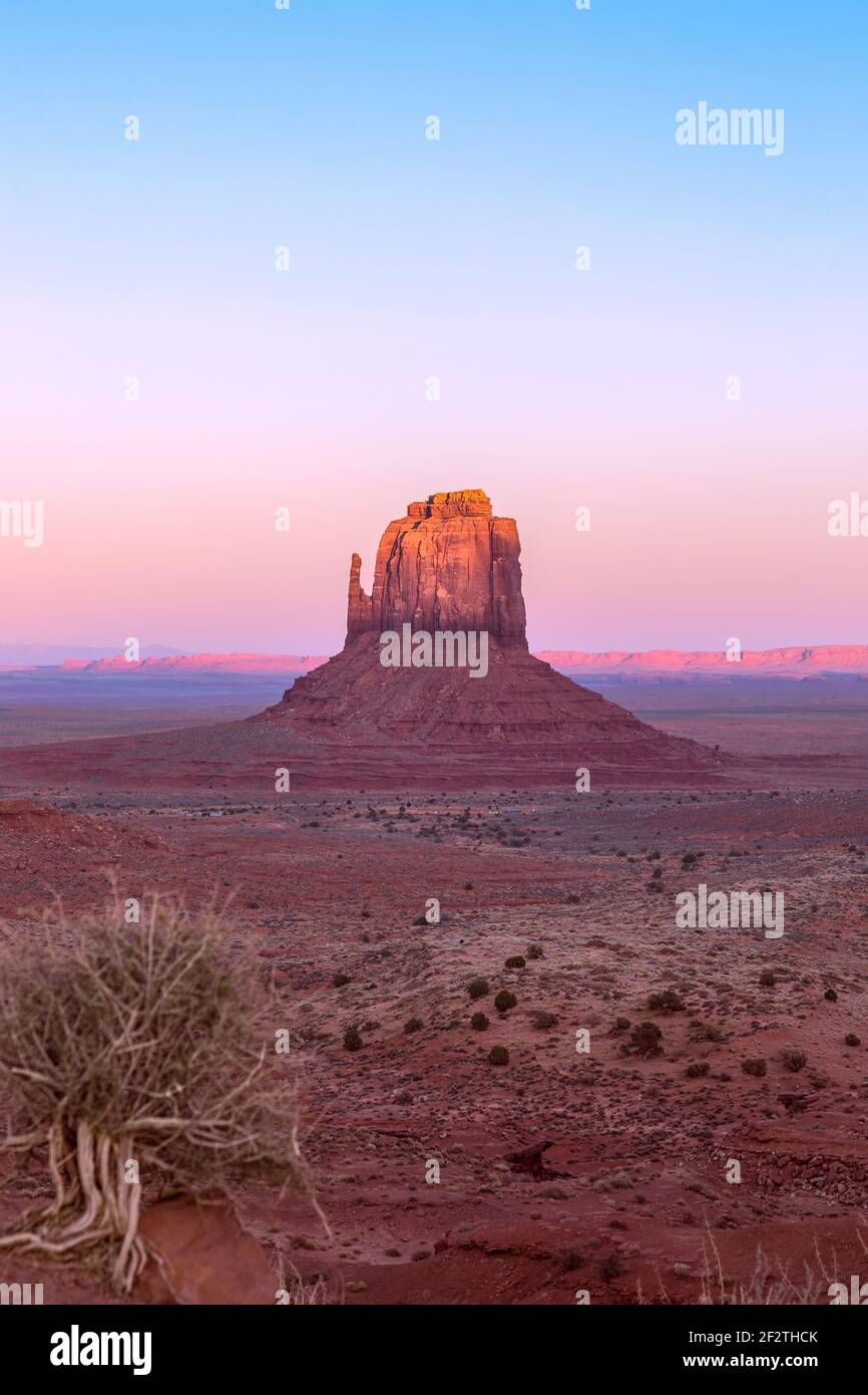 Beautiful sunset over famous Butte of Monument Valley on the border ...