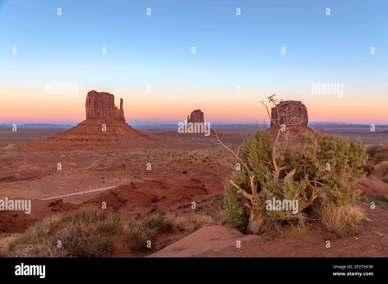 Beautiful sunset over famous Buttes of Monument Valley on the border ...