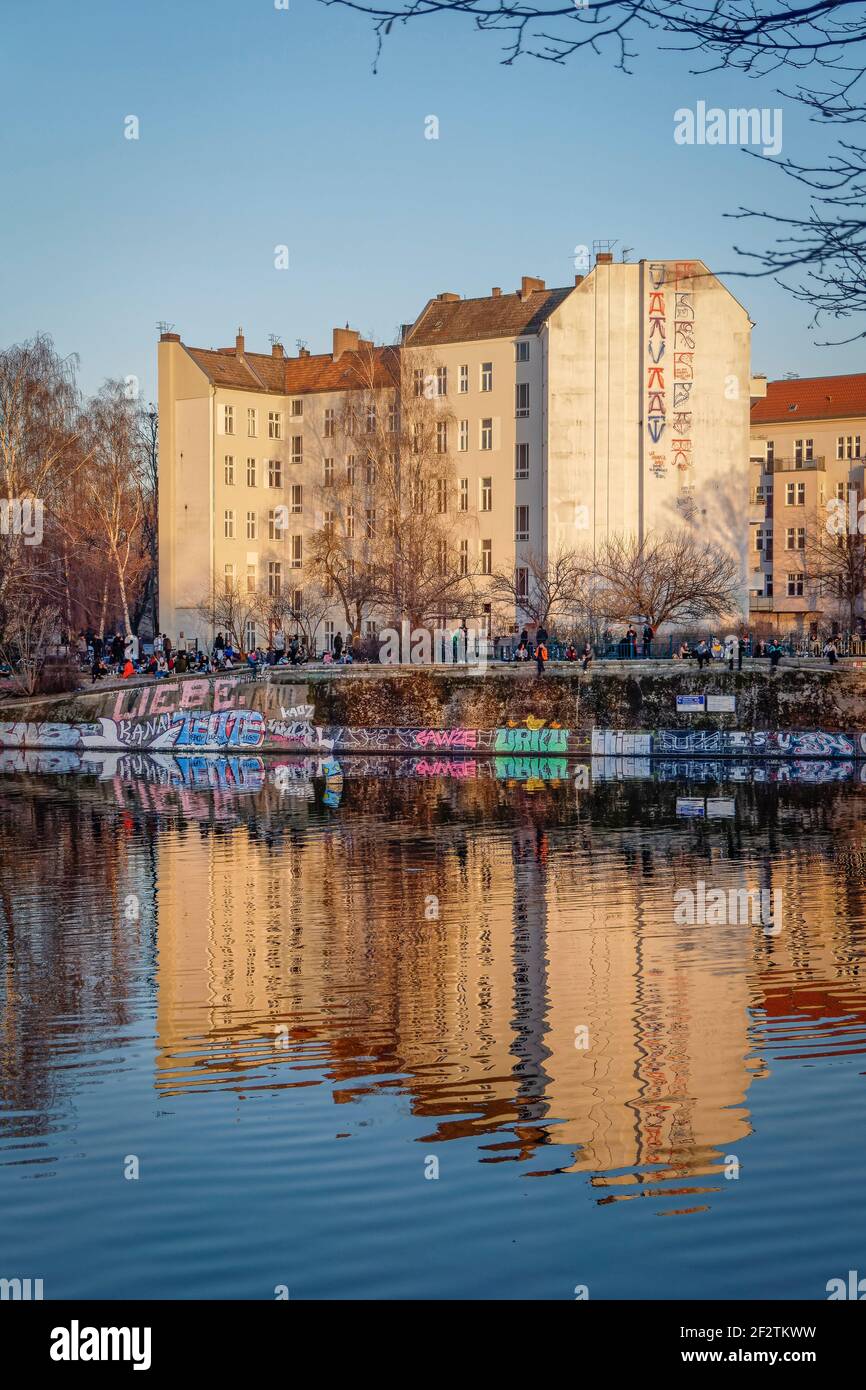 Sonnenuntergang am Landwehrkanal, Treffpunkt junger Leute, Frühling 2021, Treptow, Berlin Stock Photo