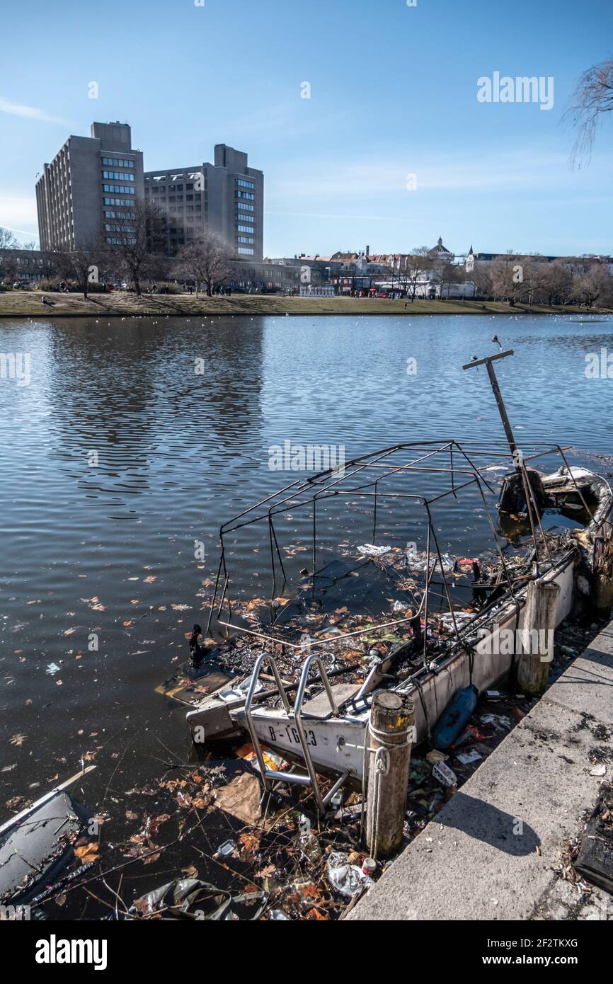 Urbanhafen, defektes Bott, Müll, Umweltverschmutzung, Urbankrankenhaus, Berlin-Kreuzberg Stock Photo