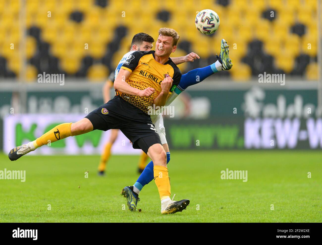 Dresden, Germany. 23rd July, 2022. Soccer: 3rd league, SG Dynamo Dresden - TSV  1860 Munich, Matchday 1, Rudolf-Harbig-Stadion. Dynamo's Tim Knipping  (l-r), Kyu-hyun Park, Dennis Borkowski and Manuel Schäffler cheer. Credit:  Robert