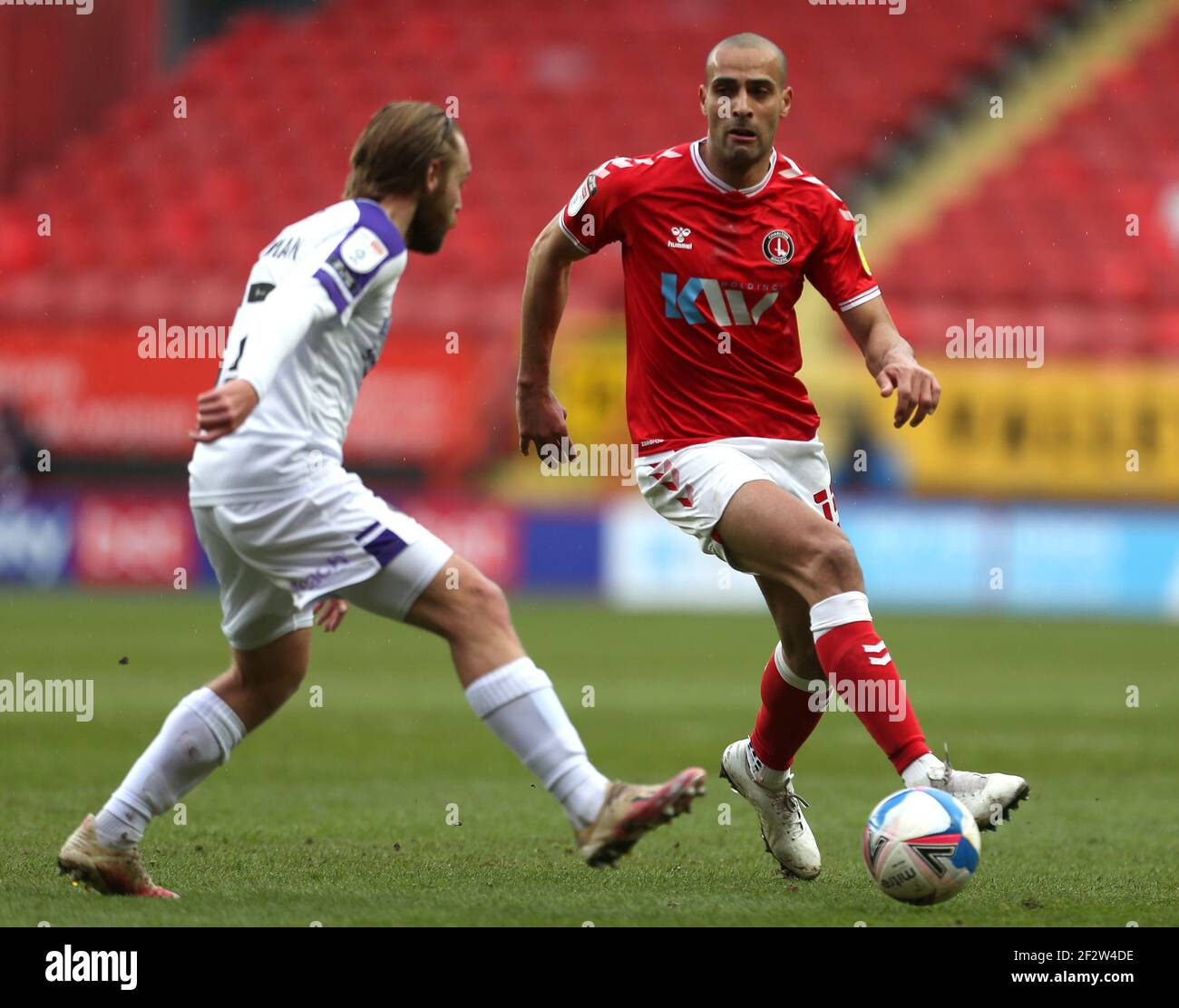 Shrewsbury Town's Harry Chapman (left) and Charlton Athletic's Darren Pratley battle for the ball during the Sky Bet League One match at The Valley, London. Stock Photo