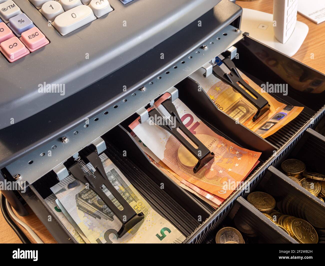Cash register with change in a shop Stock Photo Alamy