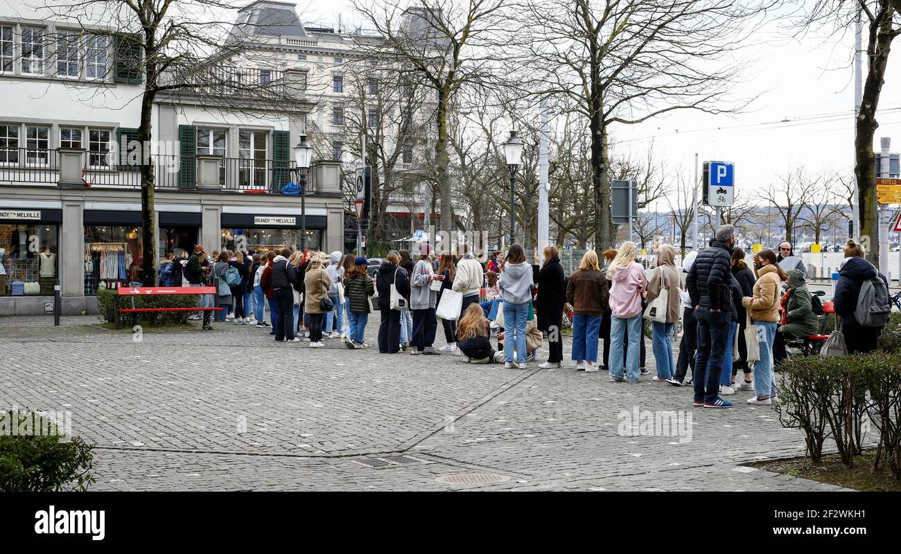 Queue In Front Of A Clothing Store Corona Protection Measures Posters On Compulsory Masks Distance Dusseldorf Nrw Germany Stock Photo Alamy Queue In Front Of A Clothing Store Corona Protection Measures Posters On Compulsory Masks Distance Dusseldorf Nrw Germany Stock Photo Alamy
