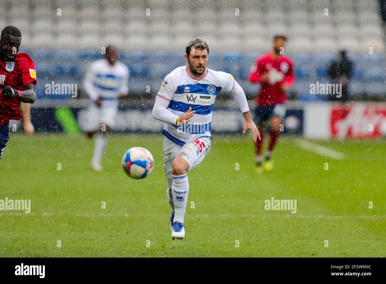 LONDON, UK. MARCH 13TH. QPRs Charlie Austin surges forward during the Sky Bet Championship match between Queens Park Rangers and Huddersfield Town at Loftus Road Stadium, London on Saturday 13th March 2021. (Credit: Ian Randall | MI News) Credit: MI News & Sport /Alamy Live News Stock Photo