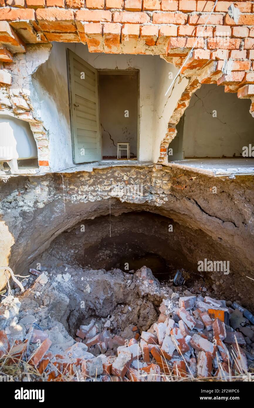 Crack ground nobody earthquake hi-res stock photography and images - Alamy