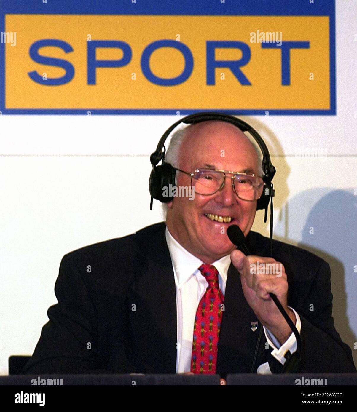 File photo dated 11-12-2000 of Murray Walker. Issue date: Sunday March 13, 2021. Stock Photo