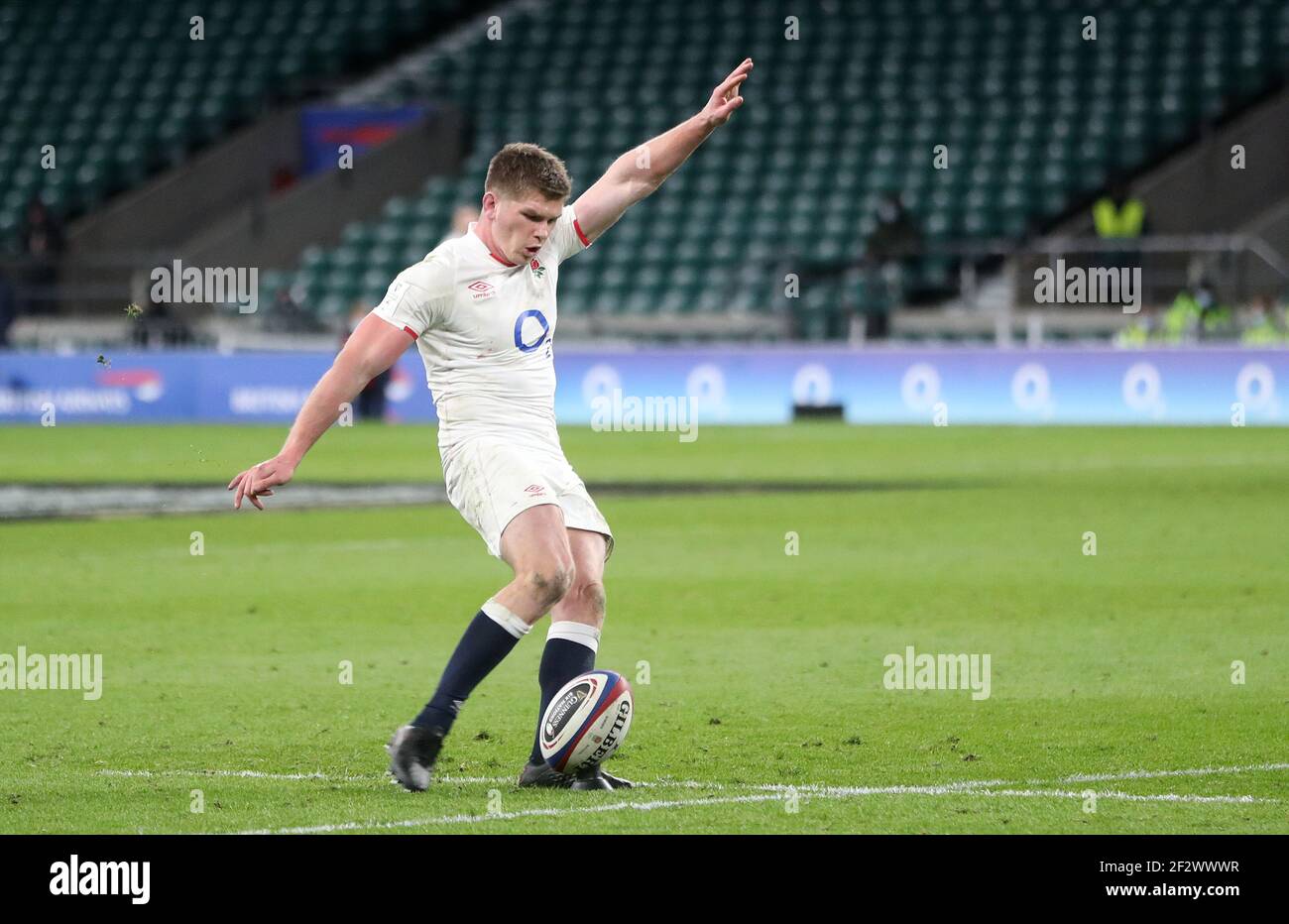 Owen farrell kicks england hi-res stock photography and images - Alamy