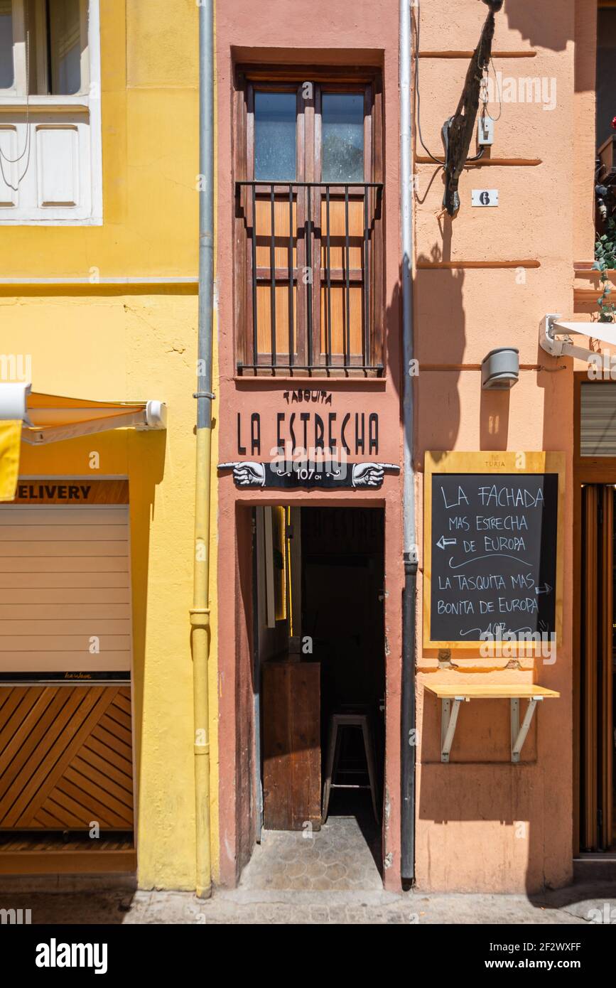 Europe's narrowest building is in Plaza Lope de Vega in Valencia, Spain. Today it's the entrance to the bar 'La Estrecha' Stock Photo