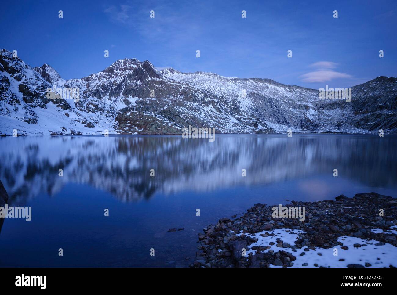 Paisaje invernal del lago hi-res stock photography and images - Alamy