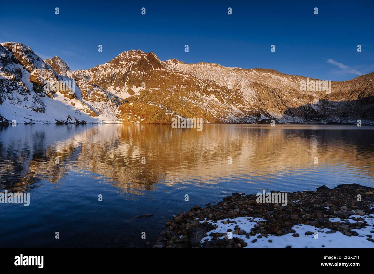 Paisaje invernal del lago hi-res stock photography and images - Alamy