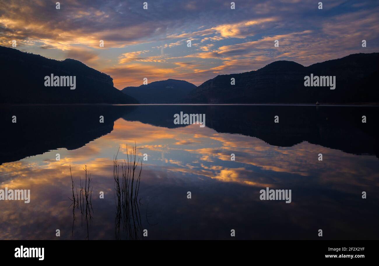 Winter sunset in the Sau reservoir (Barcelona province, Catalonia, Spain) ESP: Atardecer invernal en el embalse de Sau (provincia de Barcelona) Stock Photo