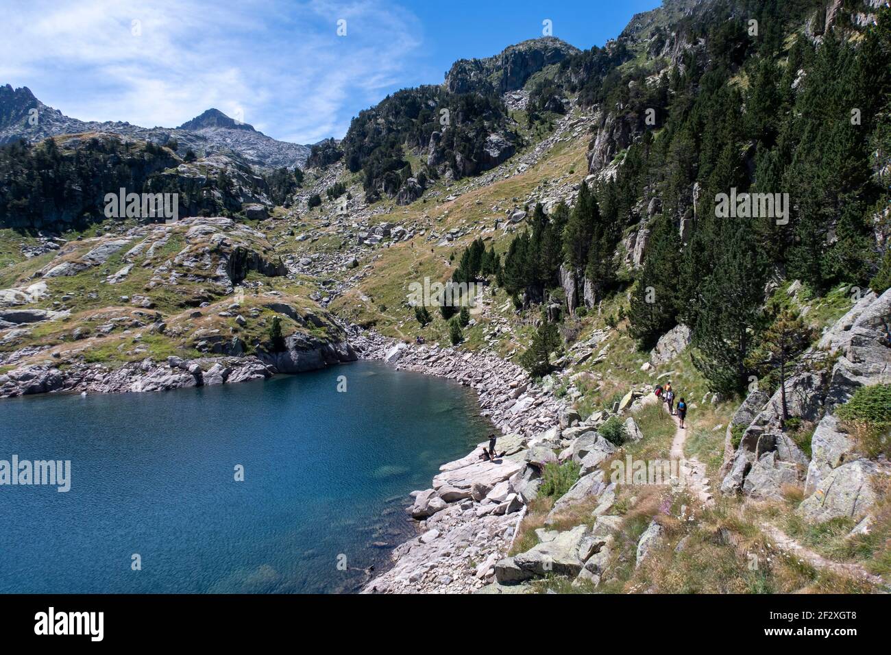 Walking path around a lake hi-res stock photography and images - Alamy