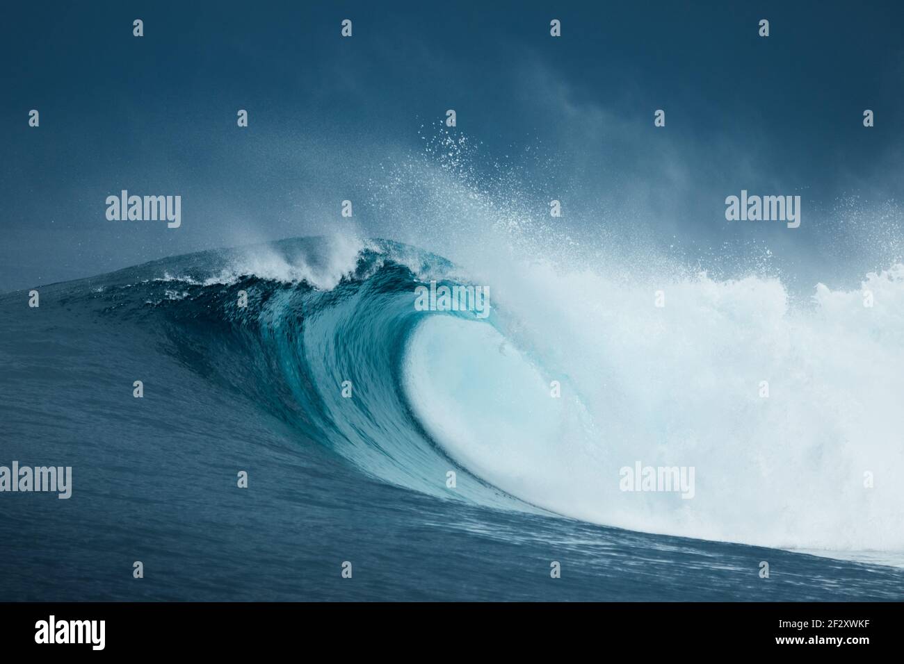 Powerful foamy sea waves hi-res stock photography and images - Alamy