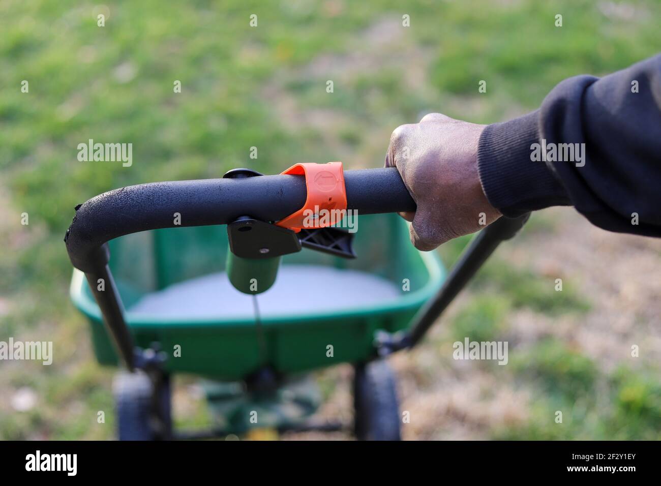 Lawn spreader hires stock photography and images Alamy