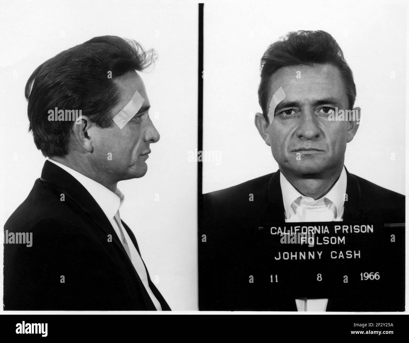 1966 , 8 november , USA :  Mugshot of rock'n roll singer and composer JOHNNY CASH ( 1932 - 2003 ), taken at Folsom Prison , California , the first time he performed there, apparently taken as a joke with the guards . - FOTO SEGNALETICA - portrait - ritratto - cerotto - scherzo - fun - funny --- Archivio GBB Stock Photo