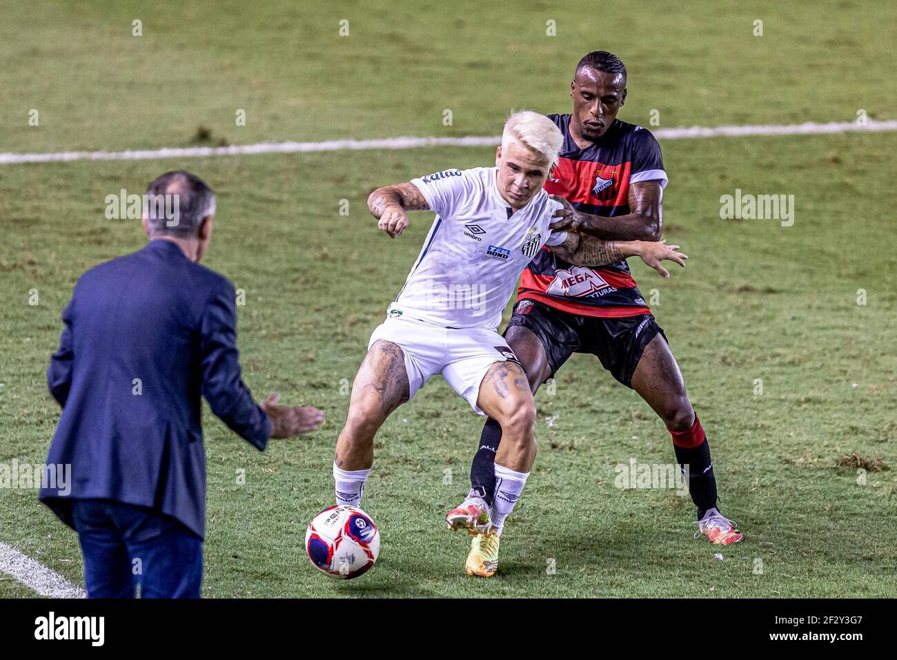 Santos, Brazil. 13th Mar, 2021. Soteldo being observed by coach Ariel Holan in the match between Santos and Ituano valid for the 4th round of the Paulista Football Championship Series A, held at Estádio Urbano Caldeira, Vila Belmiro, on the night of this Saturday, March 13, 2021. Credit: Van Campos/FotoArena/Alamy Live News Stock Photo