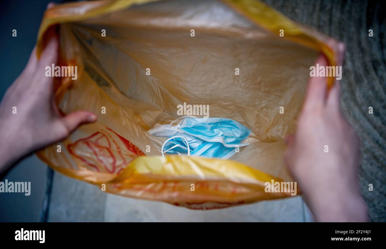 Disposing waste hospital hi-res stock photography and images - Alamy