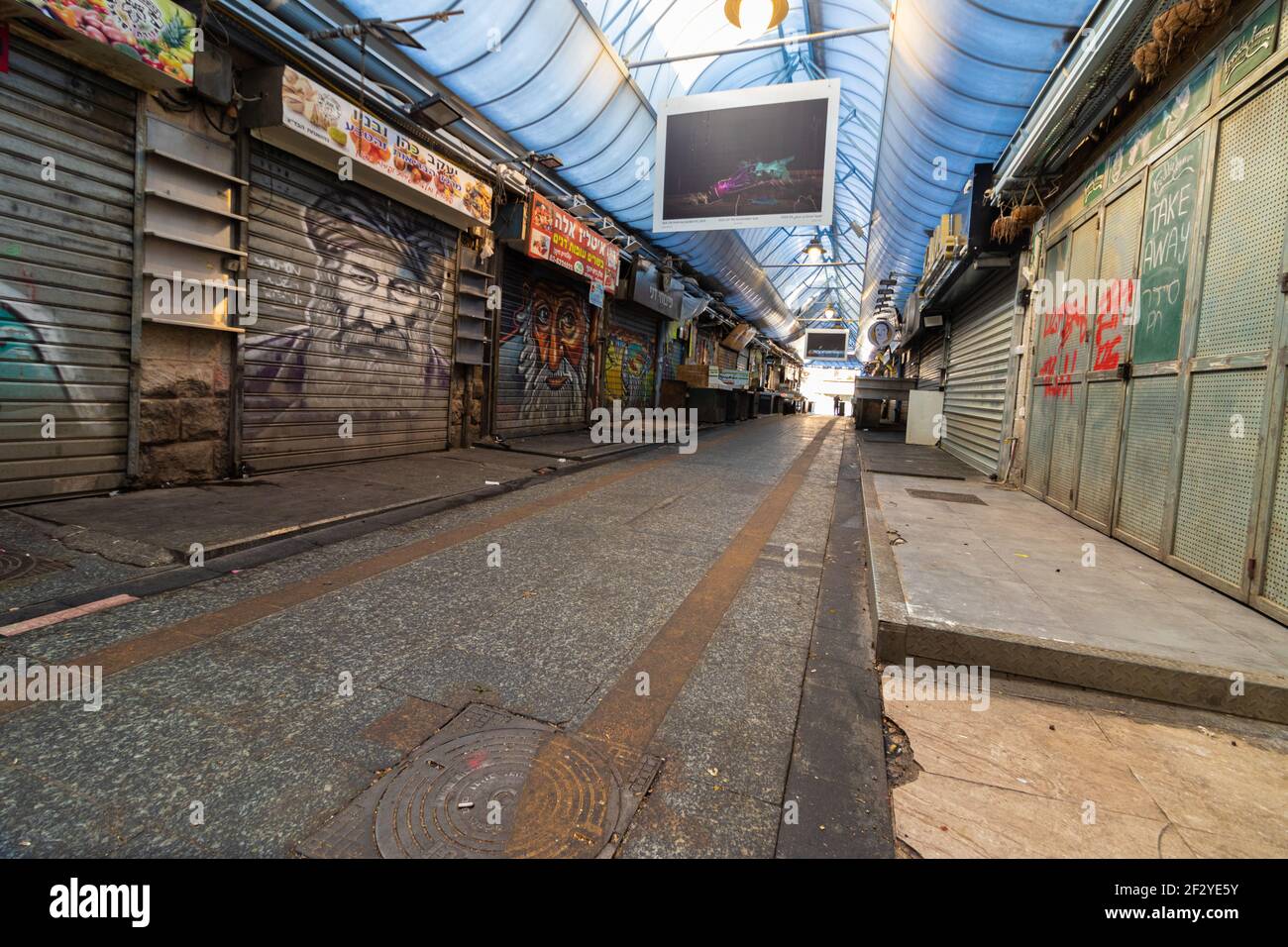 jerusalem-israel. 05-03-2021. Closed shops, in the Mahane Yehuda market, empty of people Stock Photo