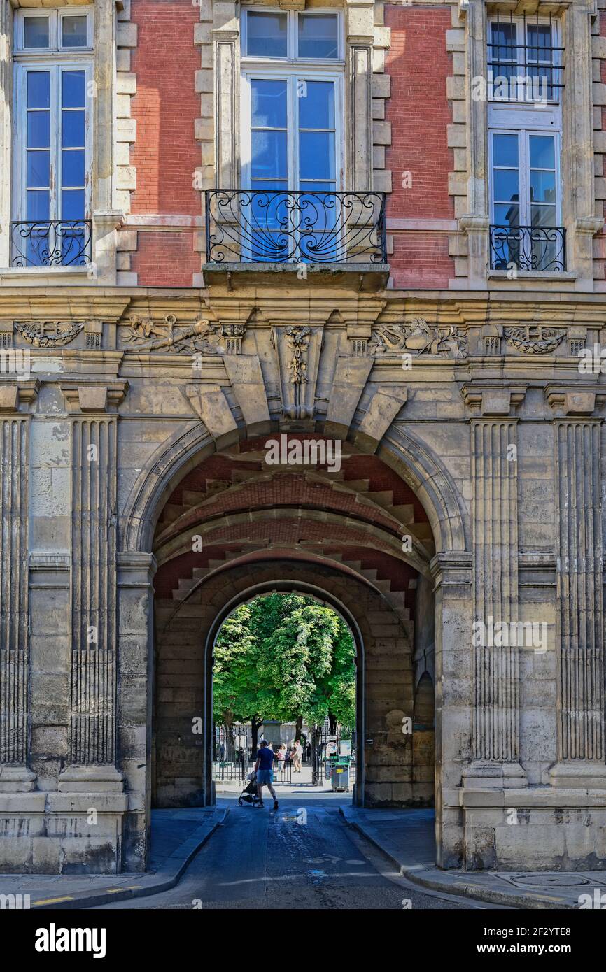 La Place des Vosges à Paris Stock Photo