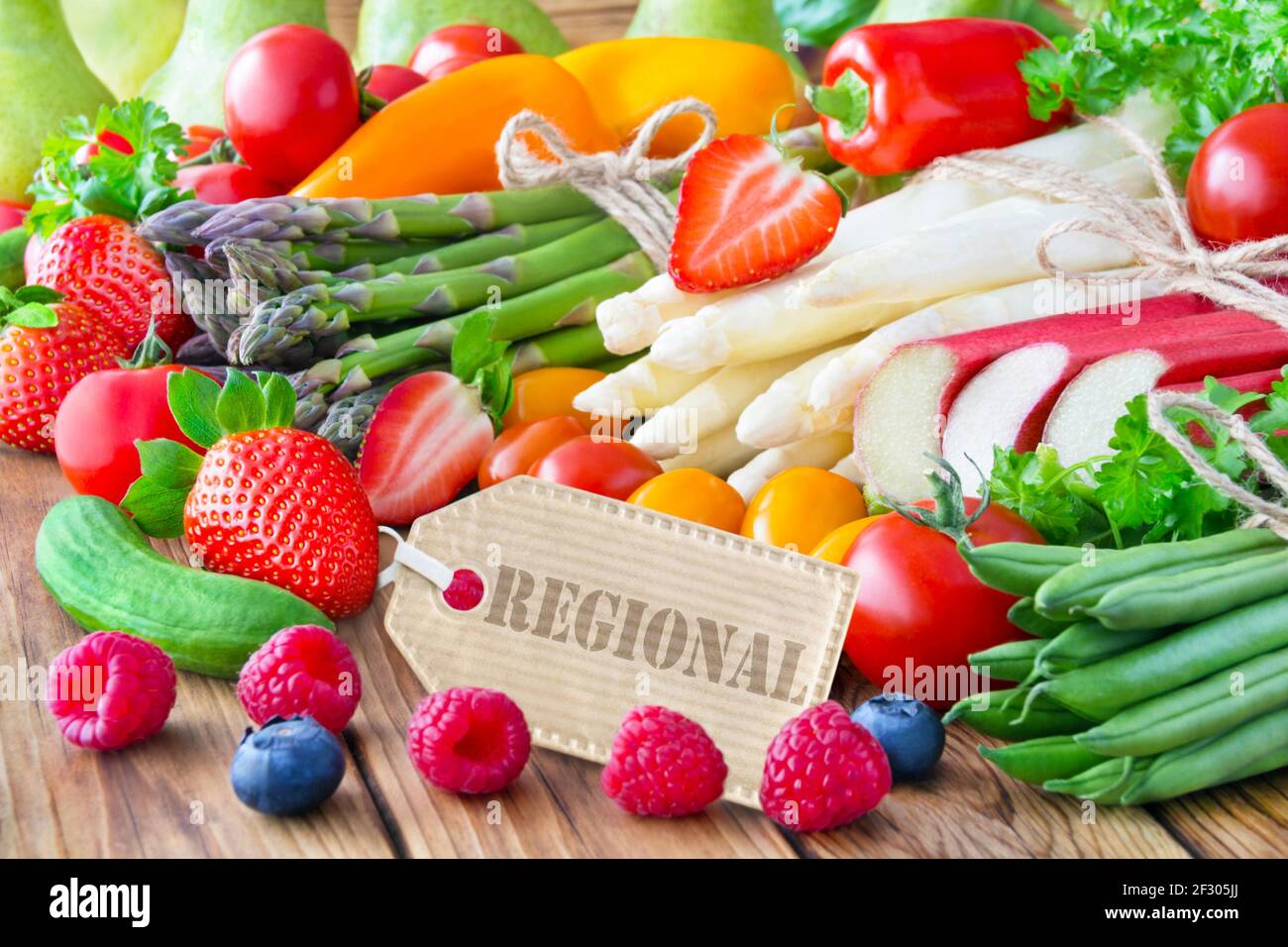 Obst und Gemüse mit Label auf Holz Stock Photo