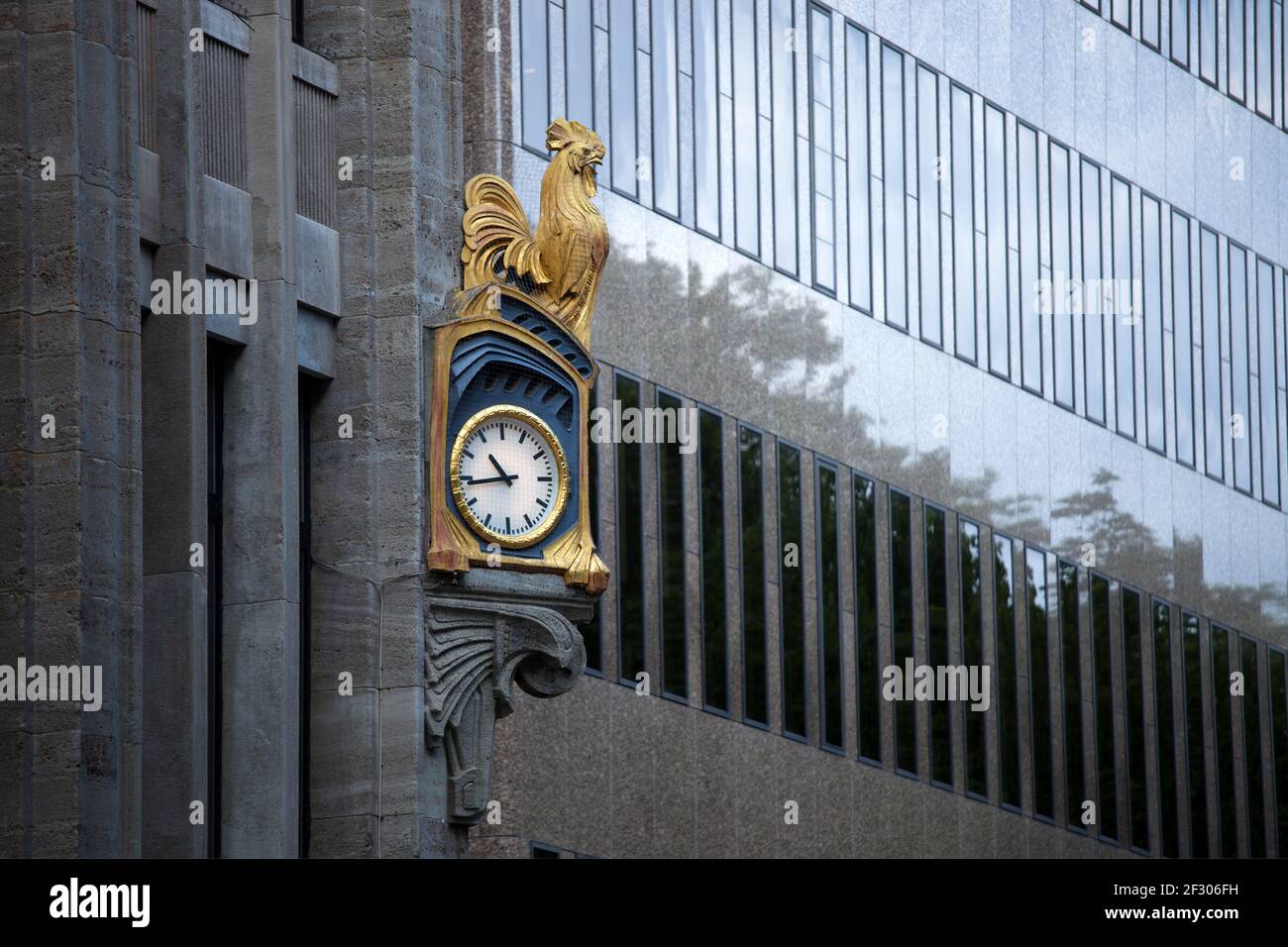 goldene Uhr an einer Fassade Stock Photo