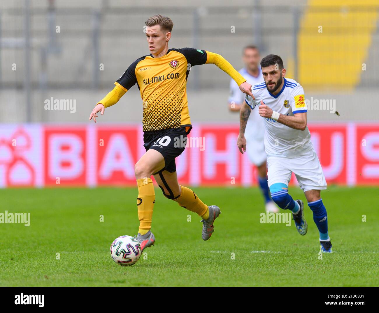 Dresden, Germany. 23rd July, 2022. Soccer: 3rd league, SG Dynamo Dresden - TSV  1860 Munich, Matchday 1, Rudolf Harbig Stadium. Dynamo's Kevin Ehlers  (l-r), Tim Knipping and Dennis Borkowski emotional. Credit: Robert