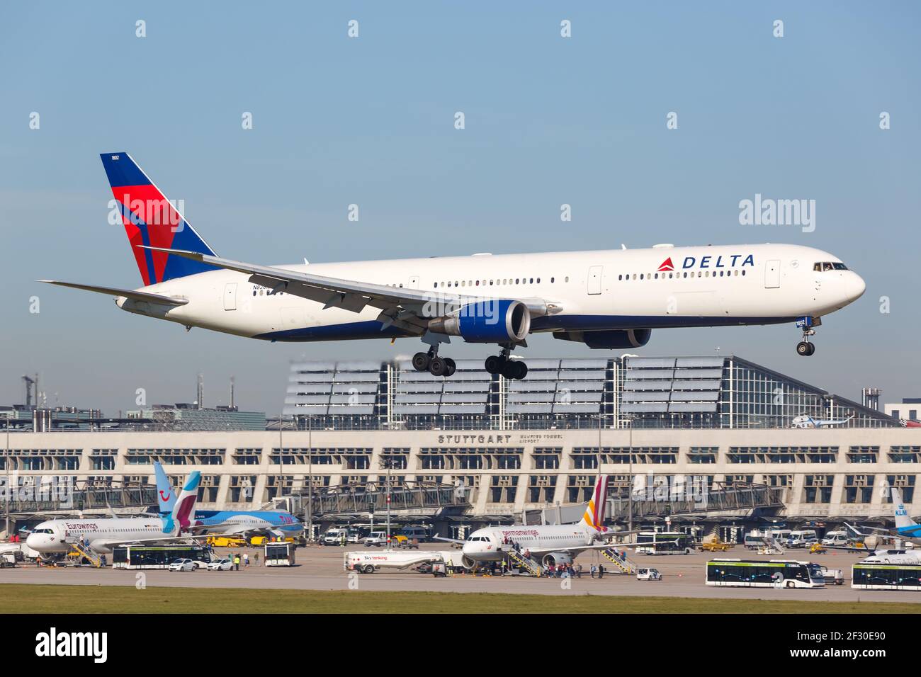 Delta Airlines Terminal High Resolution Stock Photography And Images Alamy