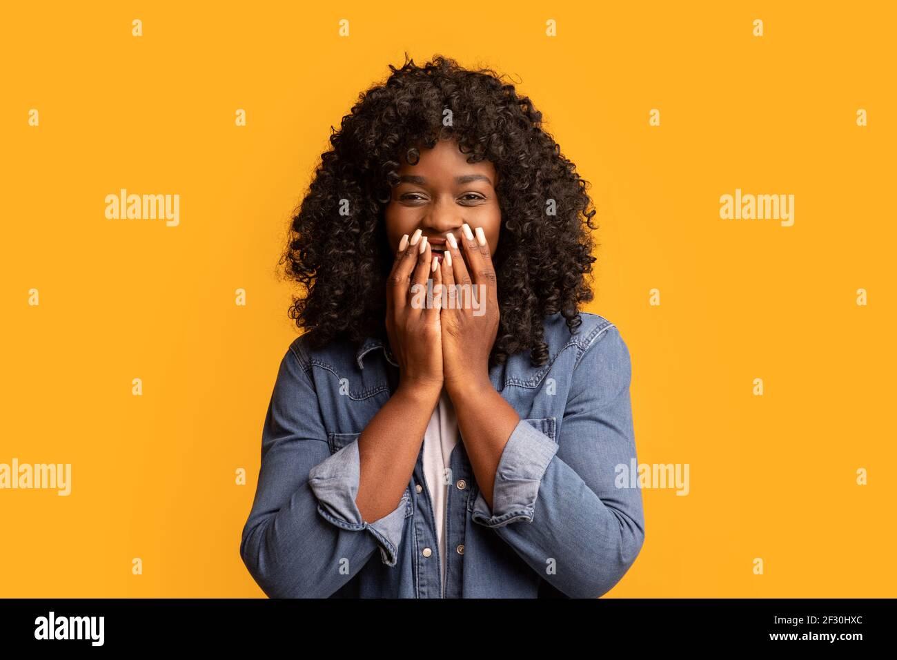 Shocked black woman covering her mouth with hands Stock Photo - Alamy