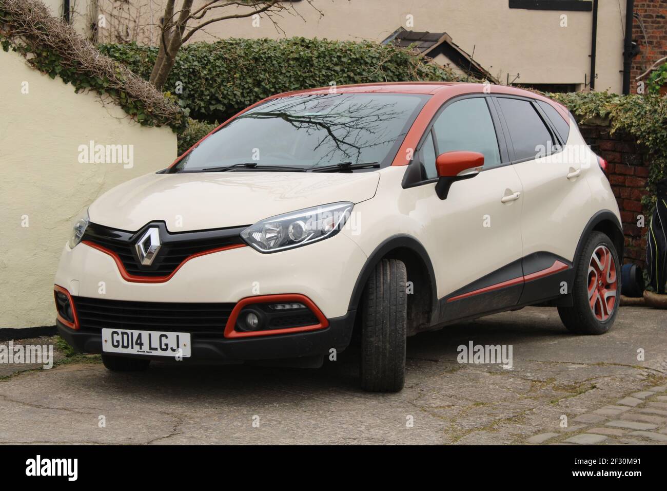 Renault Captur Dynamique in white with red trim Stock Photo