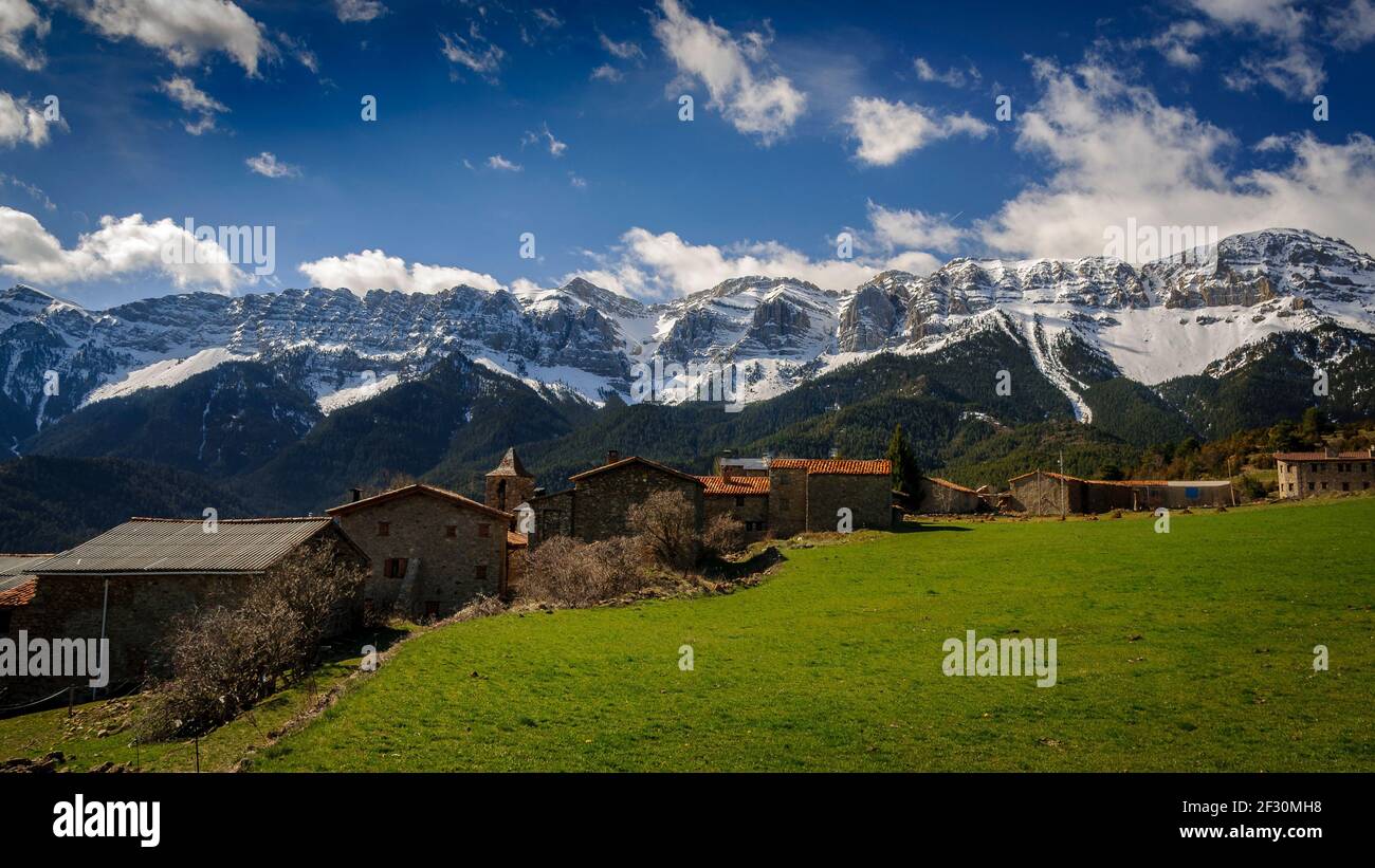 The north face of Serra de Cadí in spring seen from Estana (Cerdanya,  Catalonia, Spain, Pyrenees) ESP: La cara norte de la Serra de Cadí en  primavera Stock Photo - Alamy