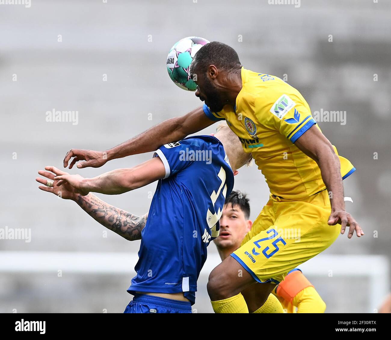 Oumar Diakhite (Braunschweig) meets Philipp Hofmann (KSC) in a header duel  with the elbow in the face. GES/Football/2. Bundesliga: Karlsruher  Sport-Club - Eintracht Braunschweig (Brunswick) (Brunswick), March 14th,  2021 Football/Soccer: 2nd League: