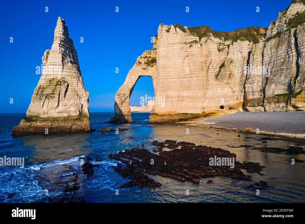 Arche etretat hi-res stock photography and images - Alamy