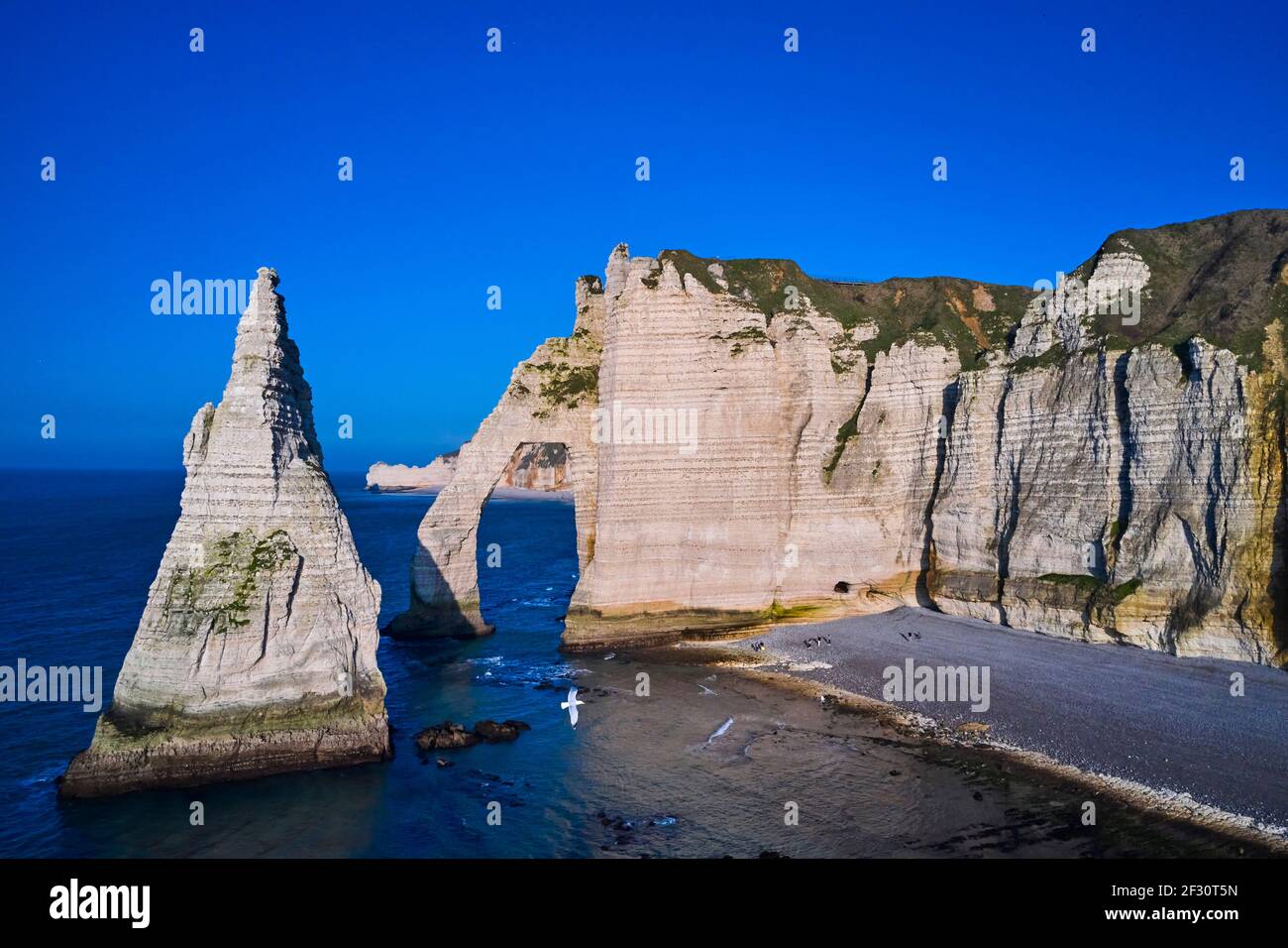 France, Seine-Maritime (76), Pays de Caux, Côte d'Albâtre, Etretat, the cliff of Aval, the Arche d'Aval and the Aiguille (Needle) Stock Photo