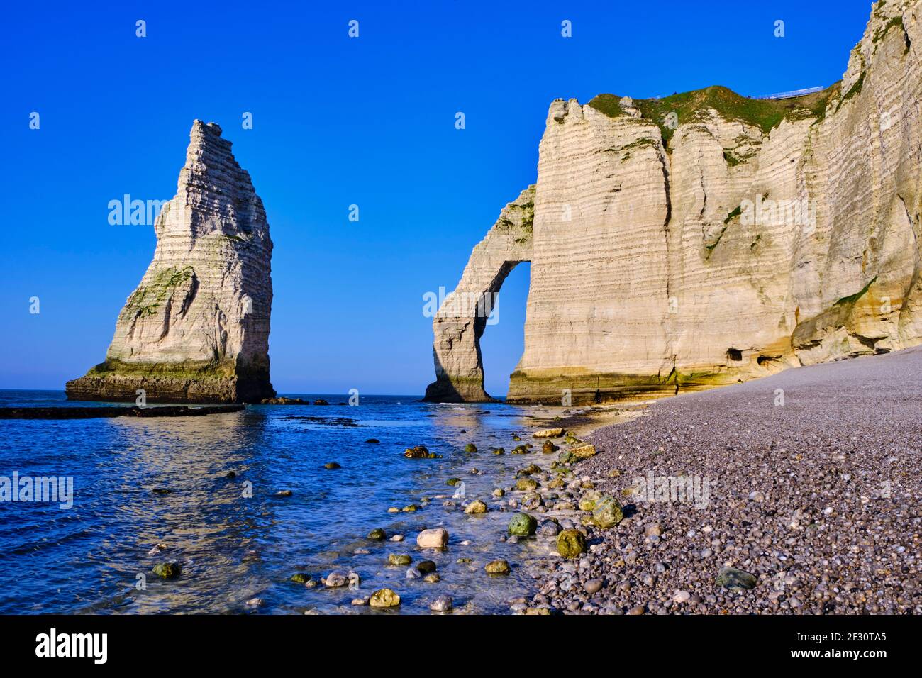 France, Seine-Maritime (76), Pays de Caux, Côte d'Albâtre, Etretat, the cliff of Aval, the Arche d'Aval and the Aiguille (Needle) Stock Photo