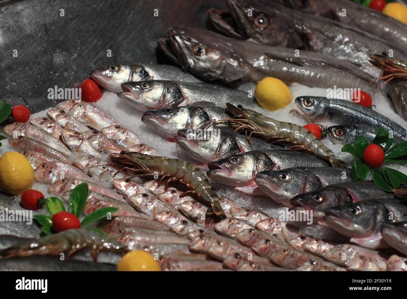 Details raw fishes on the ice at a market Stock Photo - Alamy