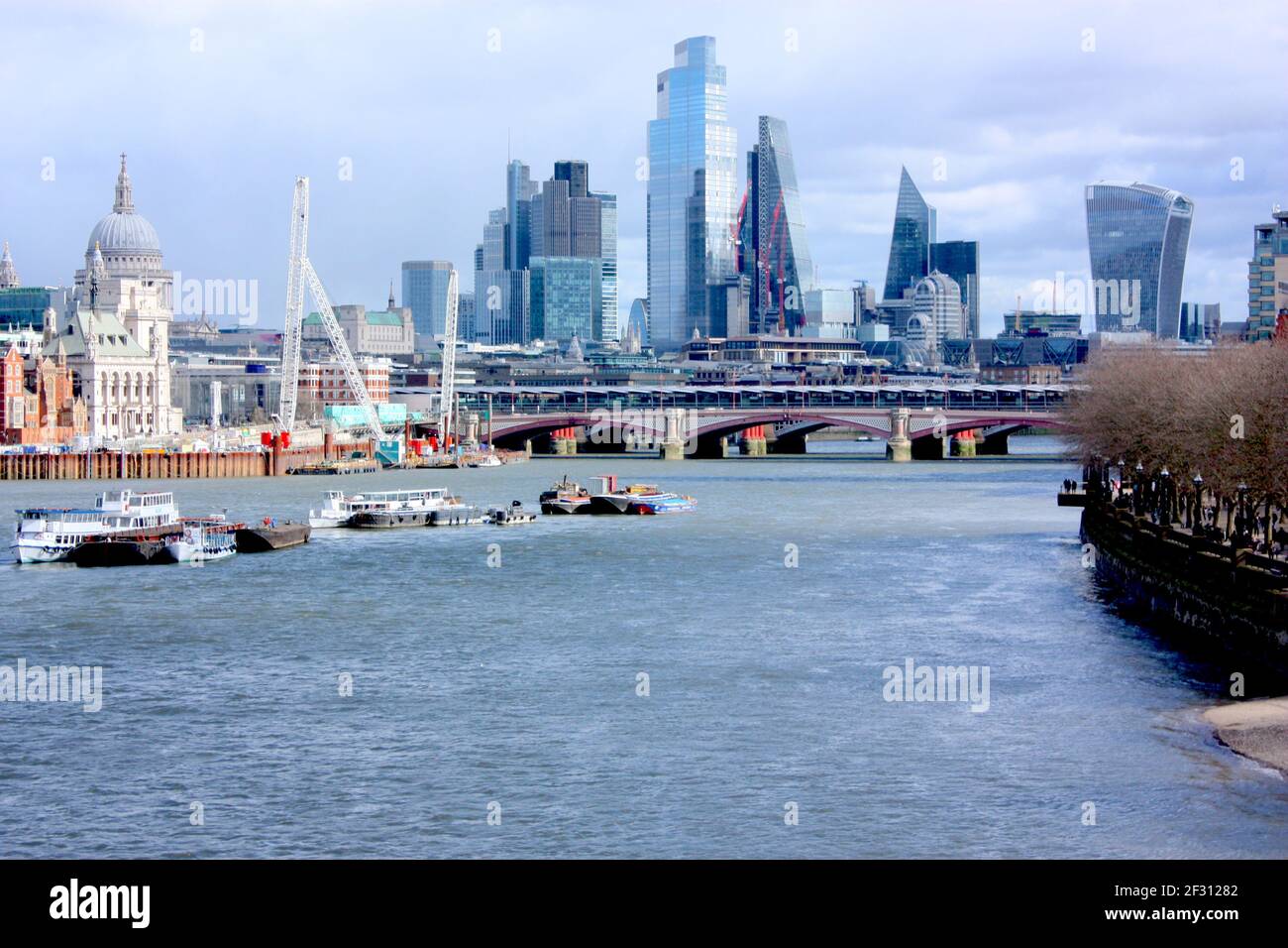 Thames Ridelondon Bankside skyline and river thames hi-res stock photography and images ...
