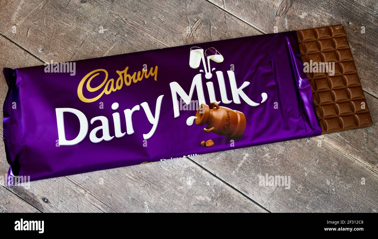 Cadbury Dairy Milk Chocolate Gift Bar 850g Stock Photo - Alamy