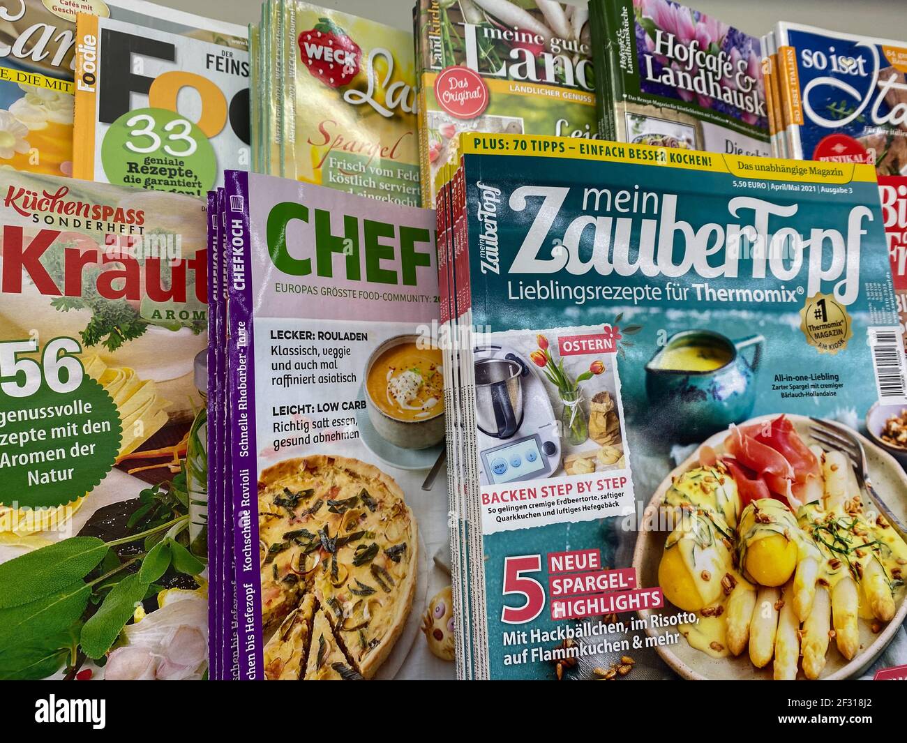 Magazines in supermarket hi-res stock photography and images - Alamy