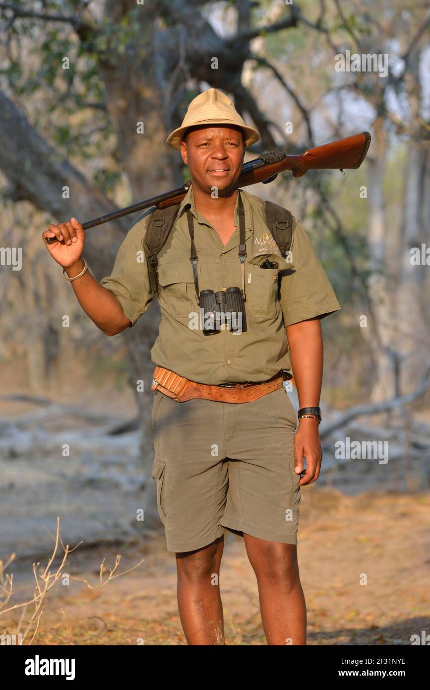 geography / travel, Zimbabwe, guide with spyglass and rifle on a Fusssafari, mana Pools-Nationalpark, , Additional-Rights-Clearance-Info-Not-Available Stock Photo