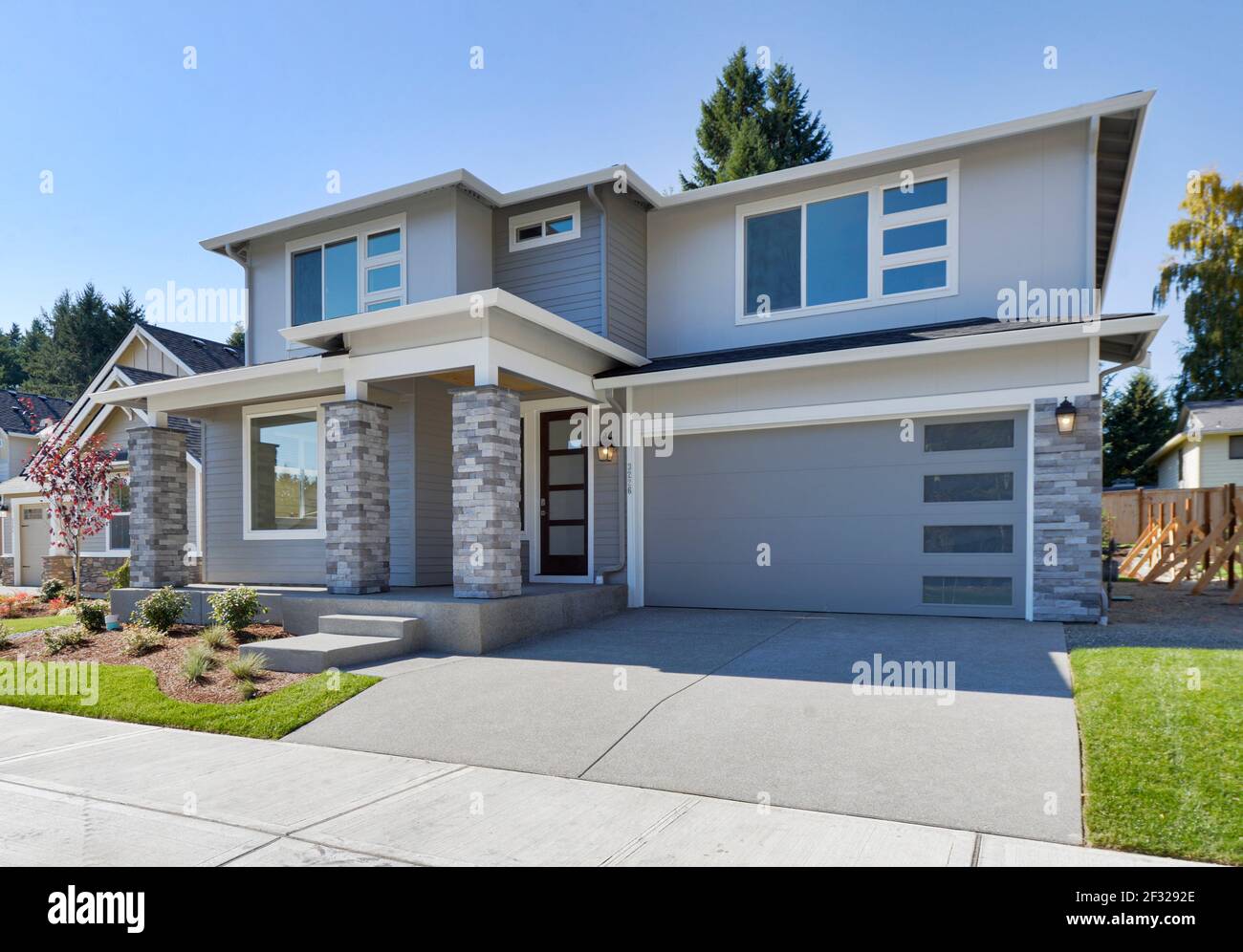 Modern residential front exterior Stock Photo - Alamy
