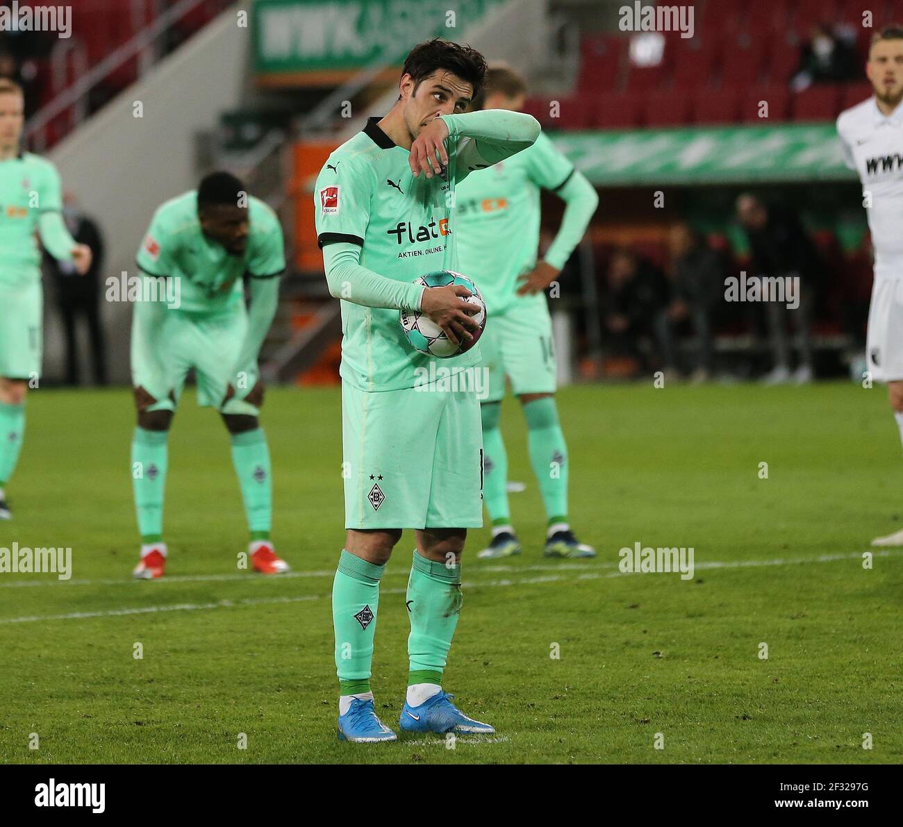 Lars STINDL (Borussia Monchengladbach) after a missed penalty kick, penalty  kick, disappointment, frustrated, disappointed, frustratedriert, dejected,  action, single action, single image, cut out, full body shot, whole figure.  Soccer 1st Bundesliga season