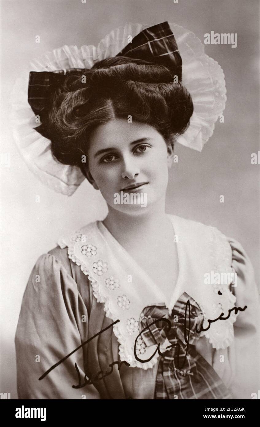 The notable Edwardian Scottish actress and singer Jean Aylwin (1885 – 1964) with her signature, taken from a photographic postcard from the era. Stock Photo