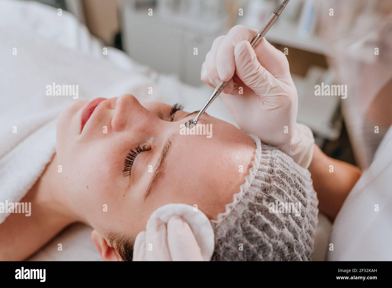 Cleansing face beauty expert hi-res stock photography and images - Alamy