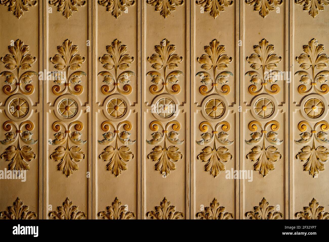 Leaf Ceiling Pattern The molding with leaf patterns on the ceiling is white and gold Stock ...