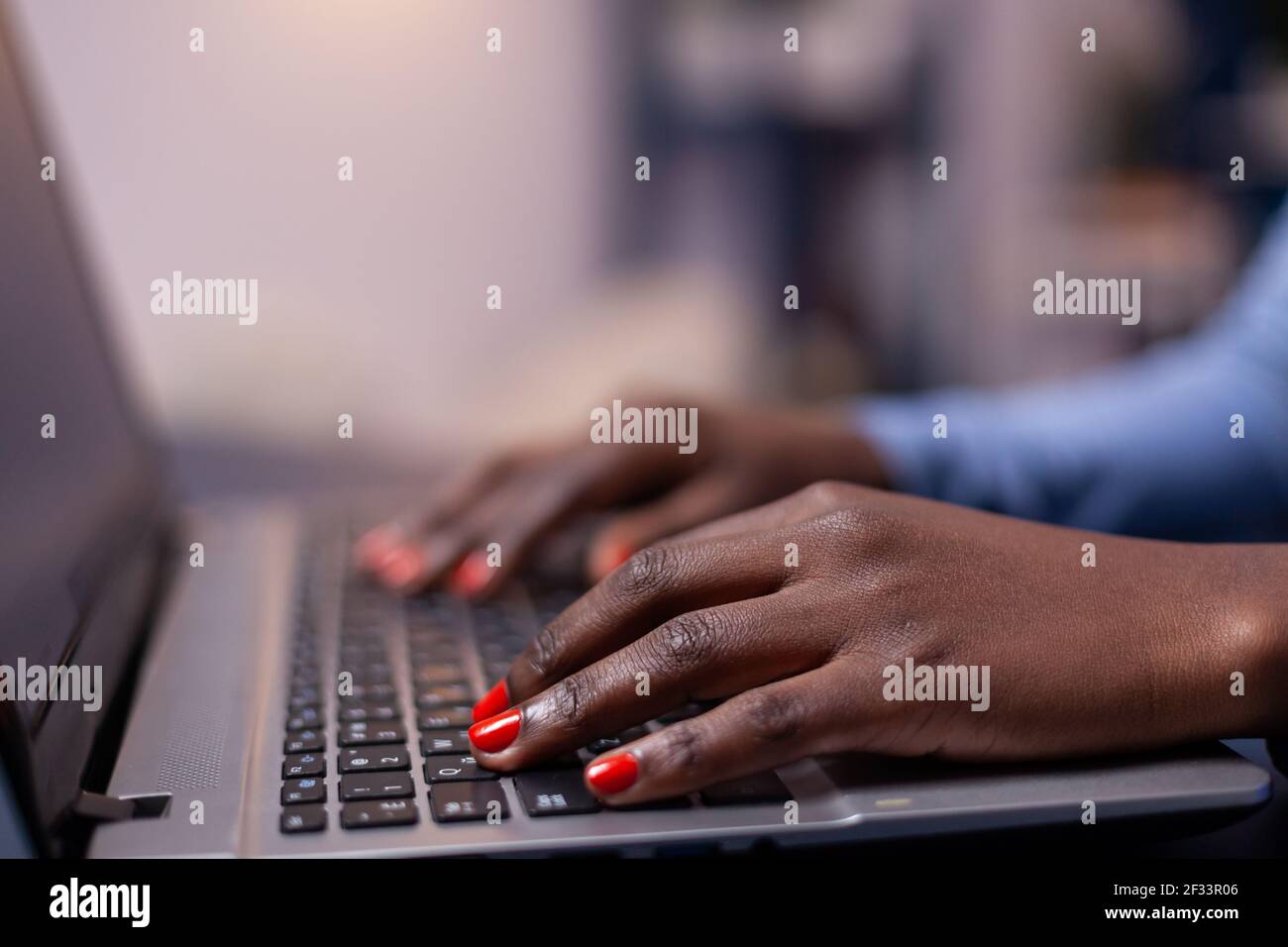 Dark skinned hands typing hi-res stock photography and images - Alamy