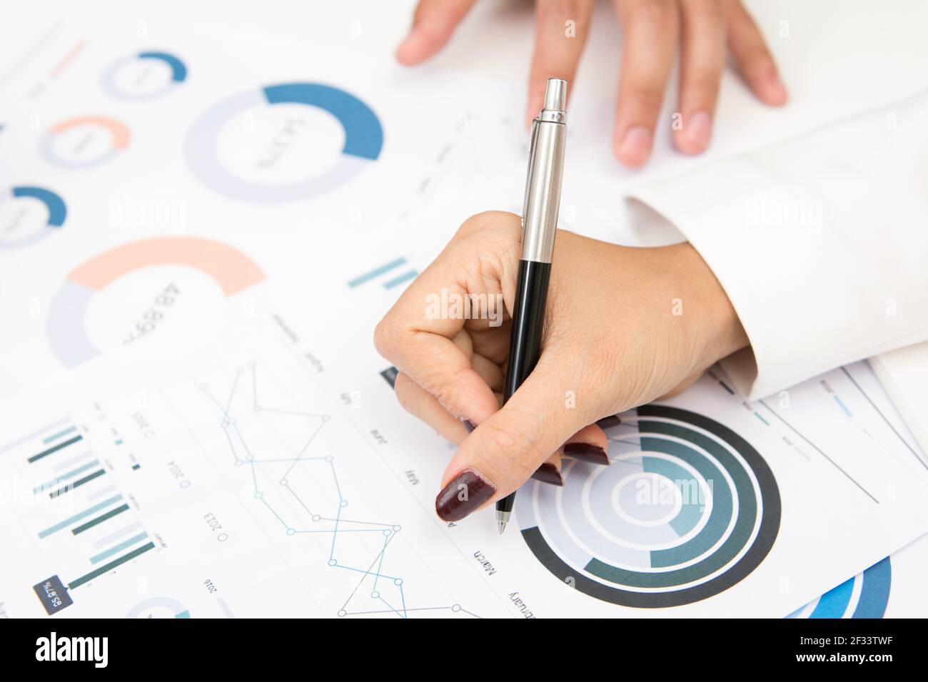 Chart analyze hi-res stock photography and images - Alamy