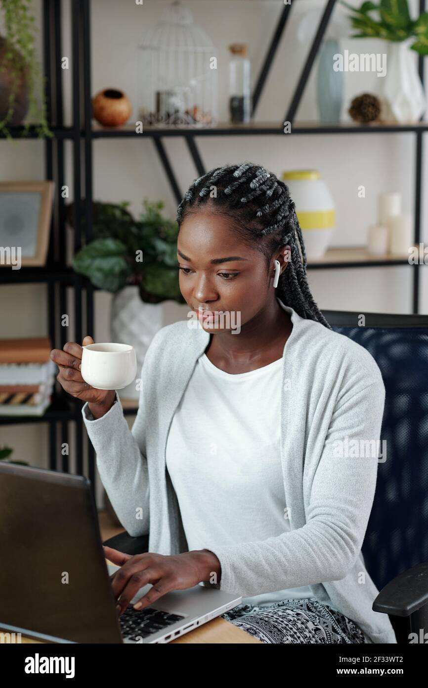 Beautiful young black woman hi-res stock photography and images - Alamy