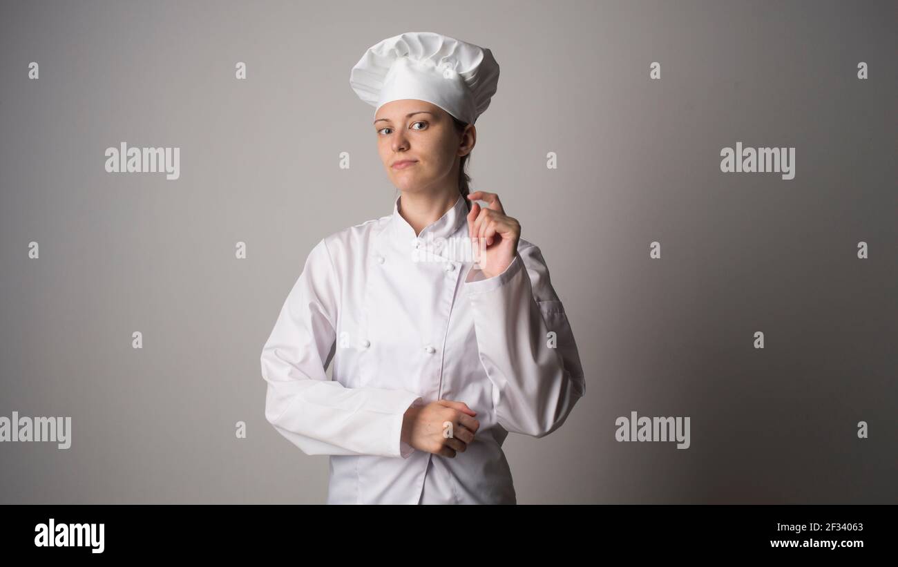 Chef femminile che taglia pane fresco sul tavolo da cucina, guardaroba Foto  stock - Alamy